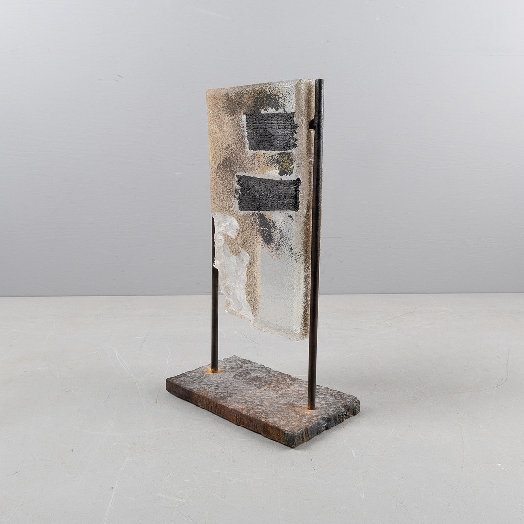 TINA LINDSTRÖM (SAMTIDA). Skulptur, sandgjutet glas på smidesställning.