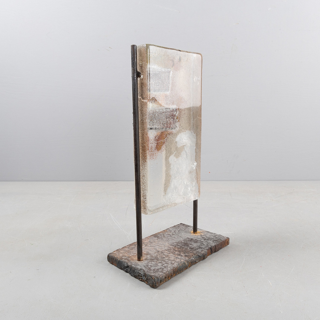 TINA LINDSTRÖM (SAMTIDA). Skulptur, sandgjutet glas på smidesställning.