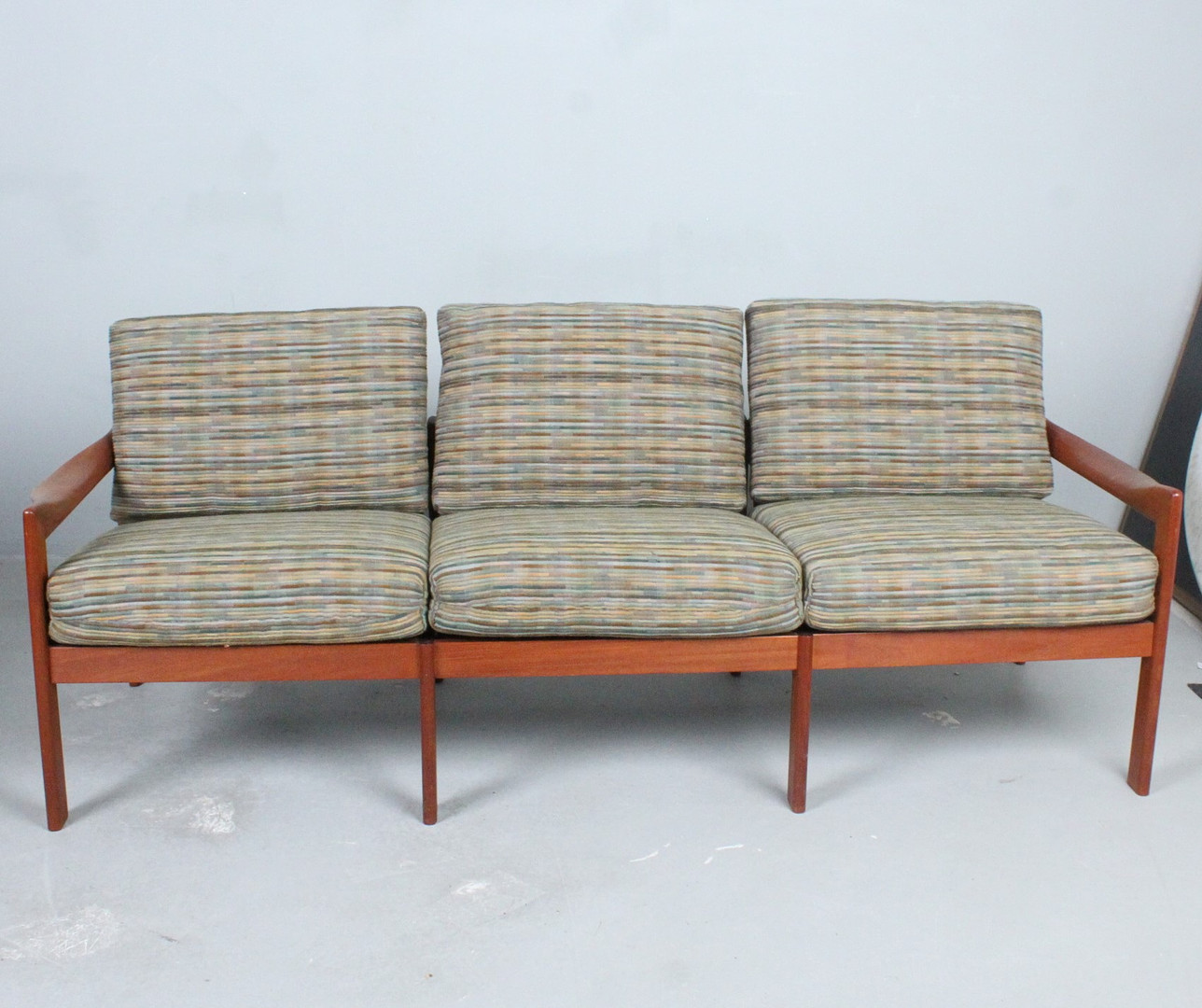 ILLUM WIKKELSØ. Niels Eilersen, Sofa / Dreisitzer, Teak, Wolle, Dänemark, 1960er Jahre.