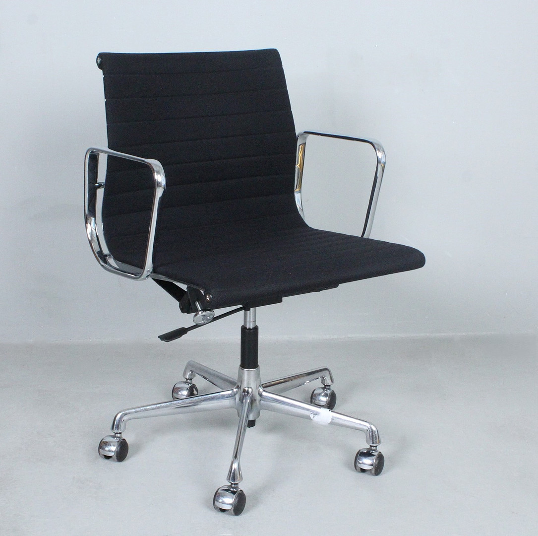 CHARLES & RAY EAMES. VITRA. Bürostuhl / Office Chair, Modell 'EA117', Entwurf von 1958, Hopsak.