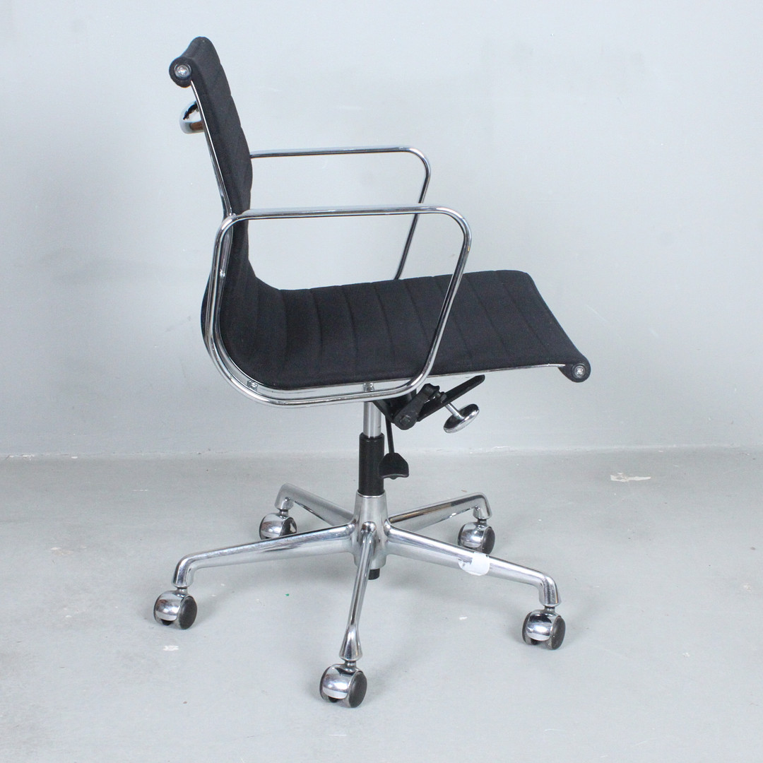 CHARLES & RAY EAMES. VITRA. Bürostuhl / Office Chair, Modell 'EA117', Entwurf von 1958, Hopsak.