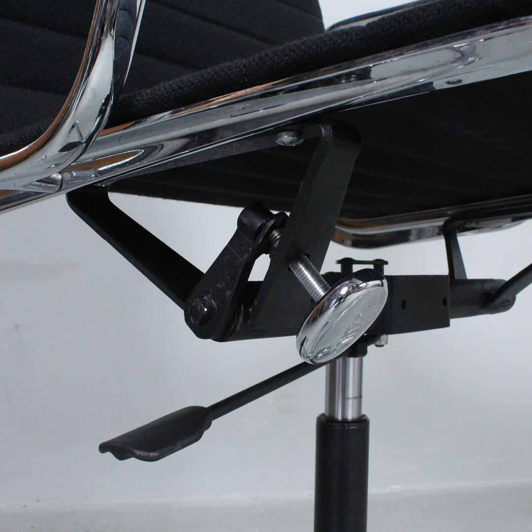 CHARLES & RAY EAMES. VITRA. Bürostuhl / Office Chair, Modell 'EA117', Entwurf von 1958, Hopsak.