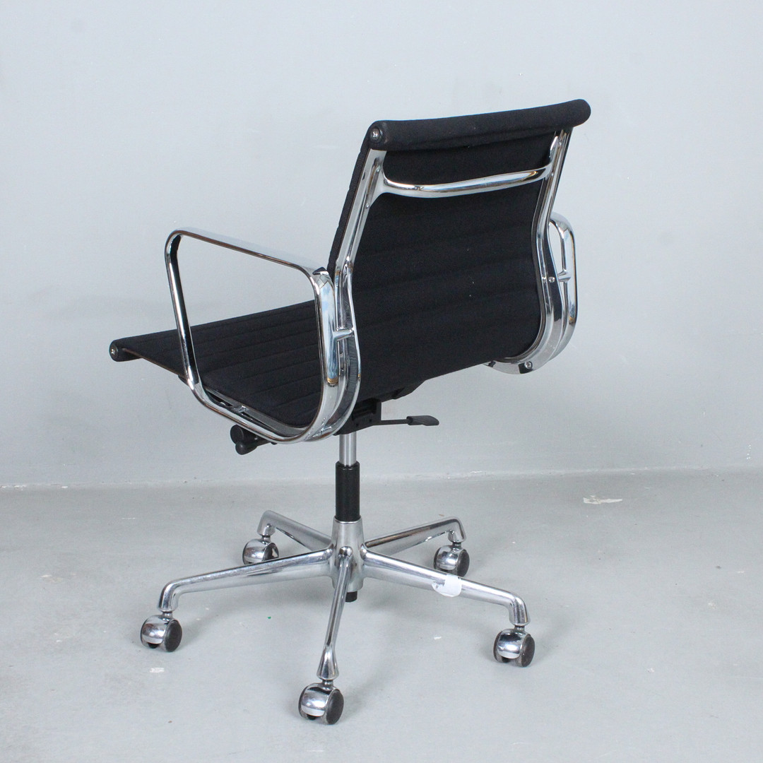 CHARLES & RAY EAMES. VITRA. Bürostuhl / Office Chair, Modell 'EA117', Entwurf von 1958, Hopsak.