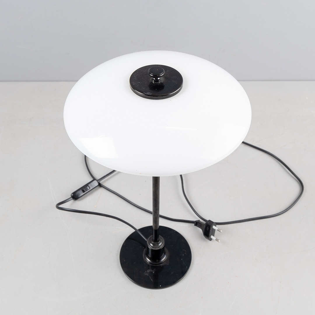 POUL HENNINGSEN. Bordslampa, 