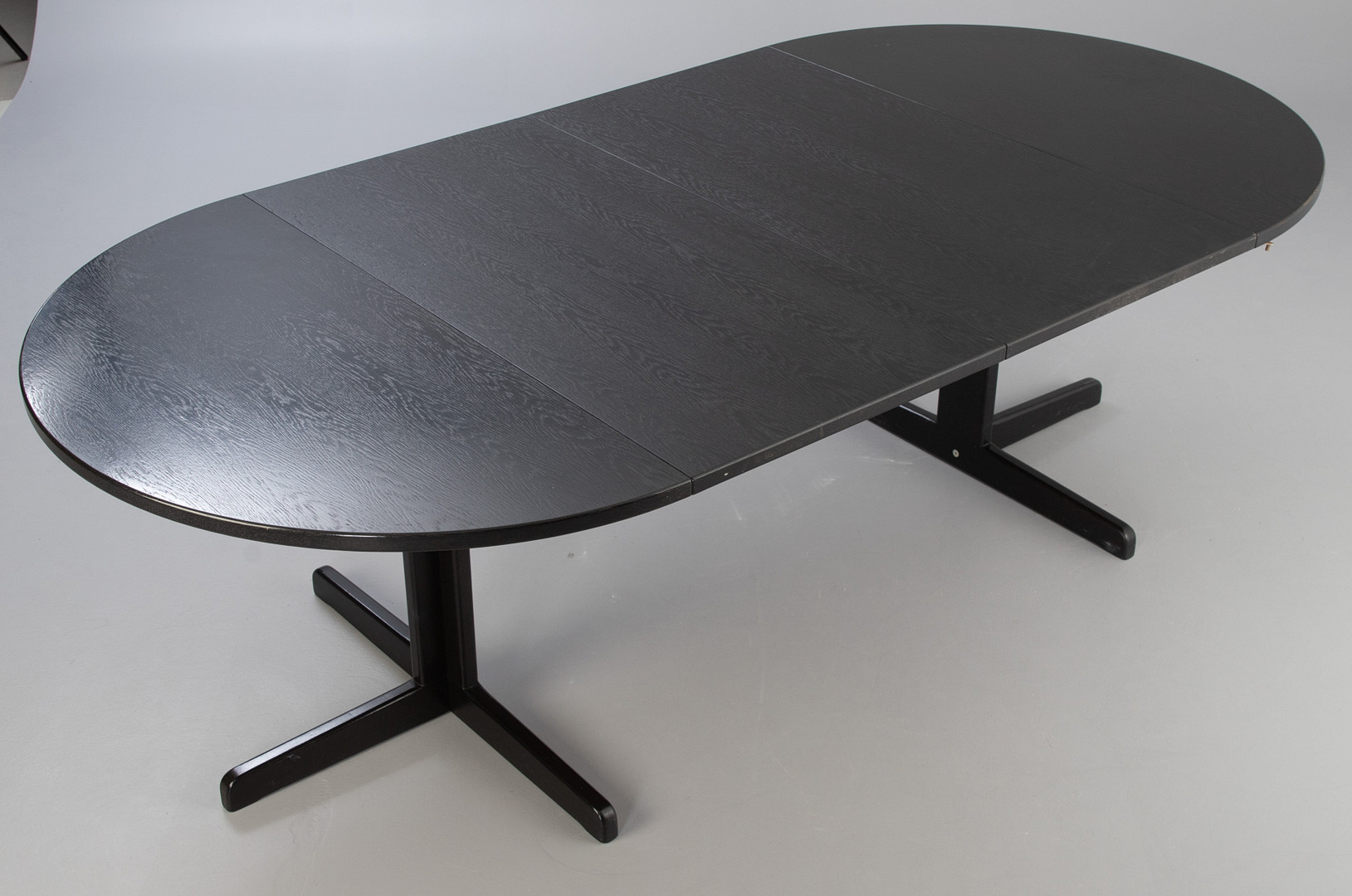 Thonet. Runder Esstisch, ausziehbar.