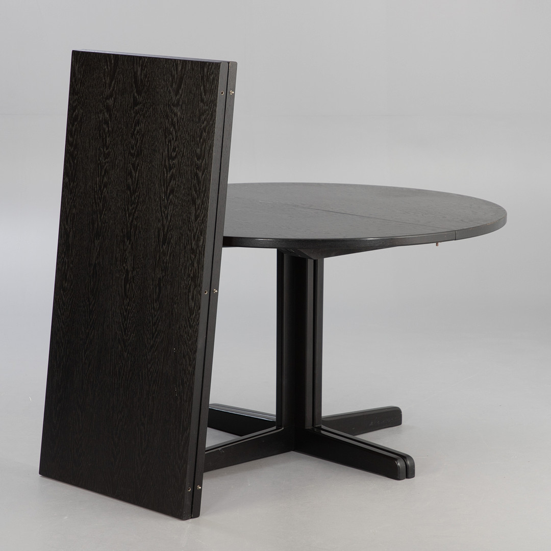 Thonet. Runder Esstisch, ausziehbar.
