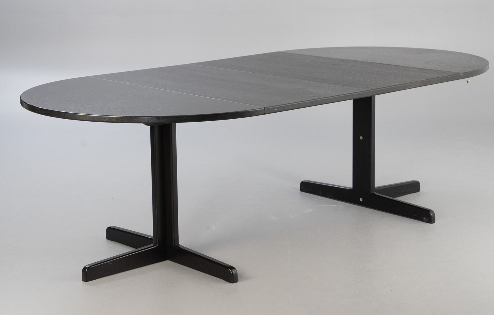 Thonet. Runder Esstisch, ausziehbar.