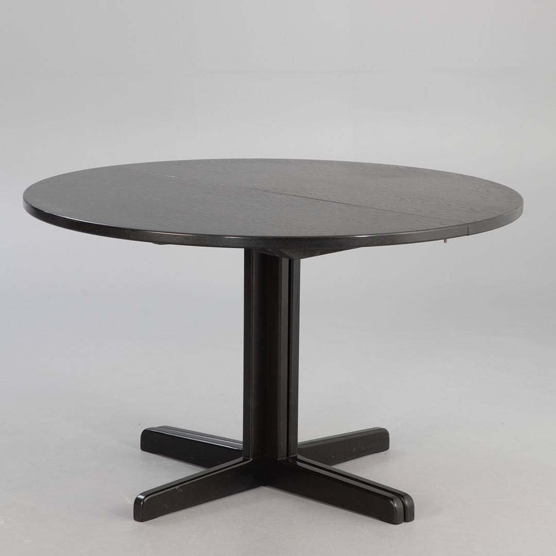 Thonet. Runder Esstisch, ausziehbar.