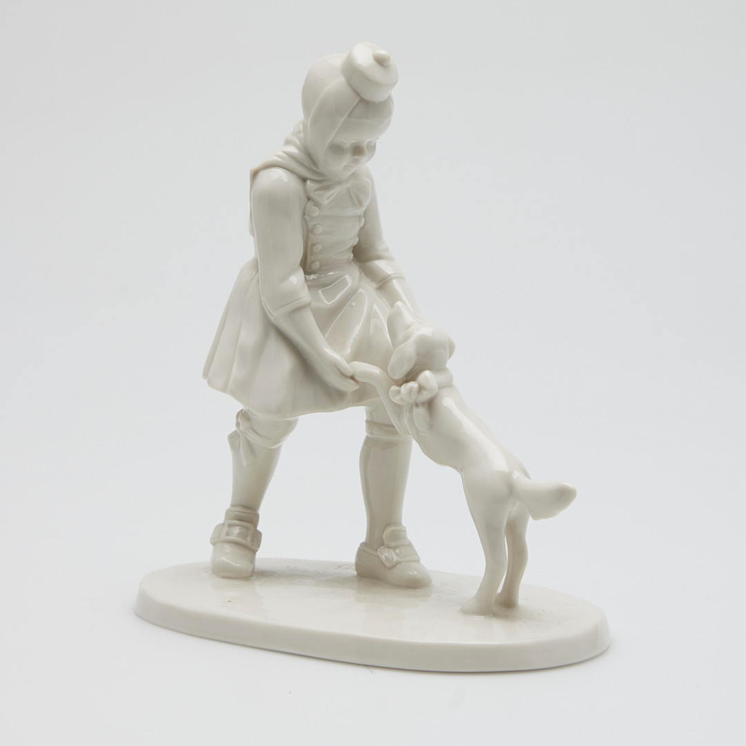 Schwarzburger Werkstätten für Porzellankunst, Porzellanfigur, Mädchen mit Hund, um 1920, Deutschland.