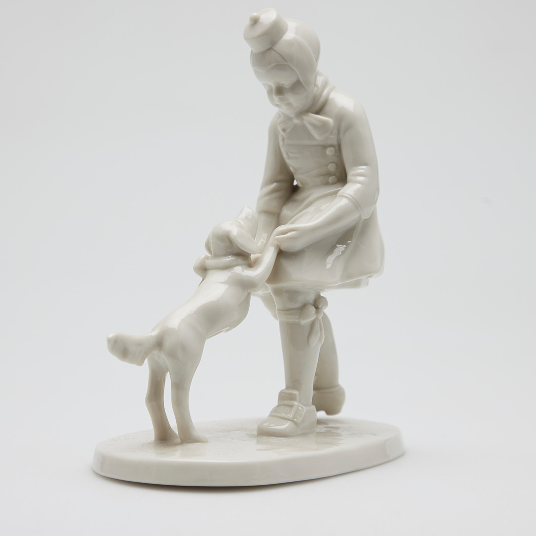 Schwarzburger Werkstätten für Porzellankunst, Porzellanfigur, Mädchen mit Hund, um 1920, Deutschland.