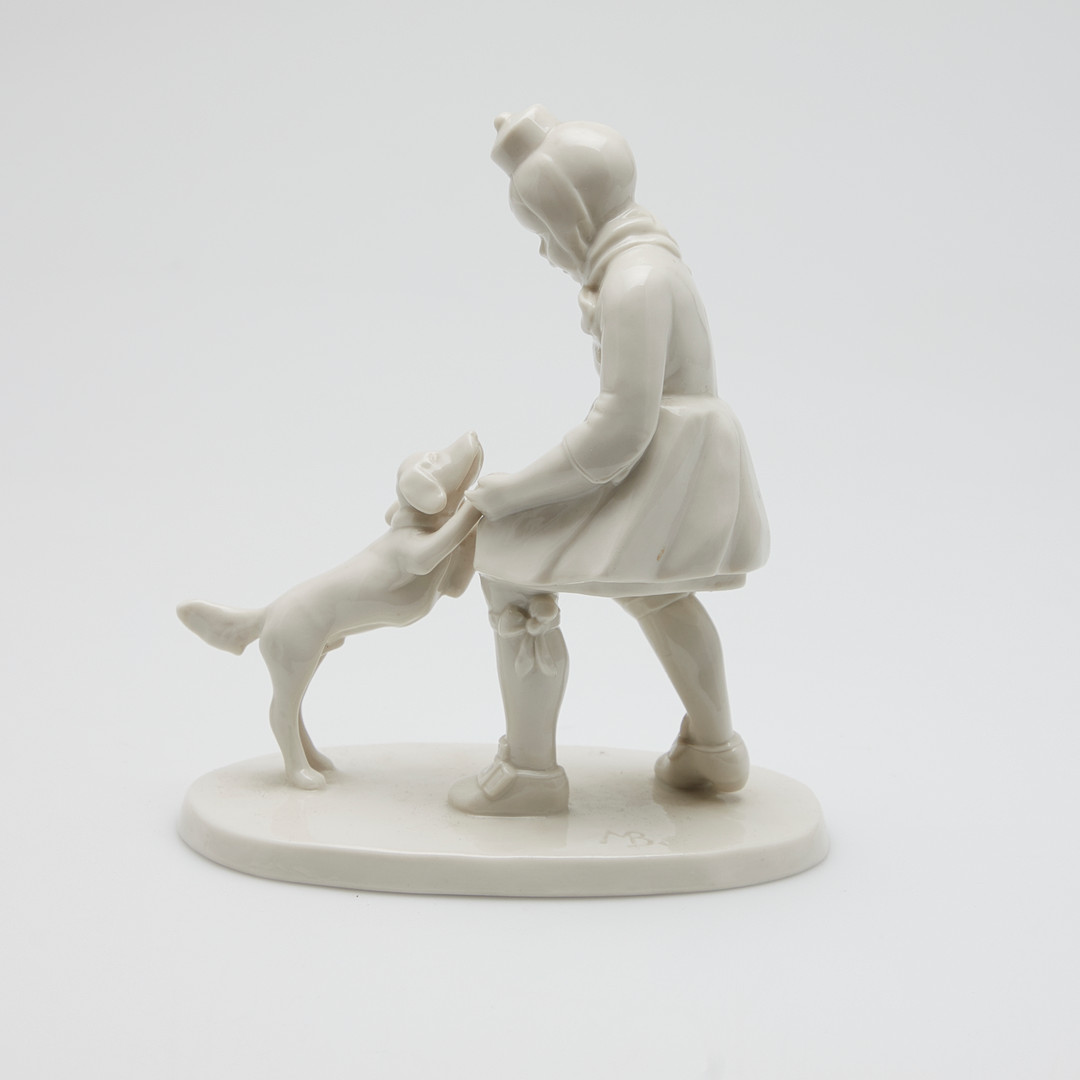 Schwarzburger Werkstätten für Porzellankunst, Porzellanfigur, Mädchen mit Hund, um 1920, Deutschland.