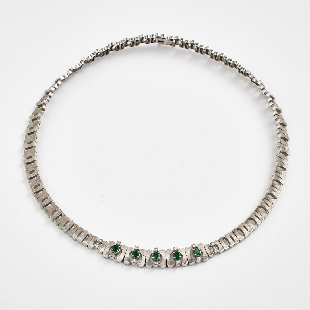 COLLIER, 18 k satinerat vitguld, halvstel länk, mittparti med dekor av 5 fasettslipade smaragder samt 14 briljanter totalt ca 0,35 ct.