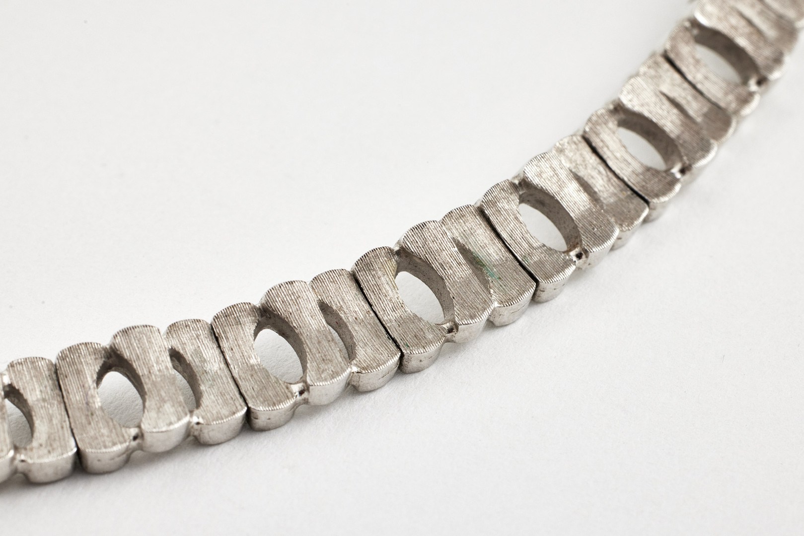 COLLIER, 18 k satinerat vitguld, halvstel länk, mittparti med dekor av 5 fasettslipade smaragder samt 14 briljanter totalt ca 0,35 ct.