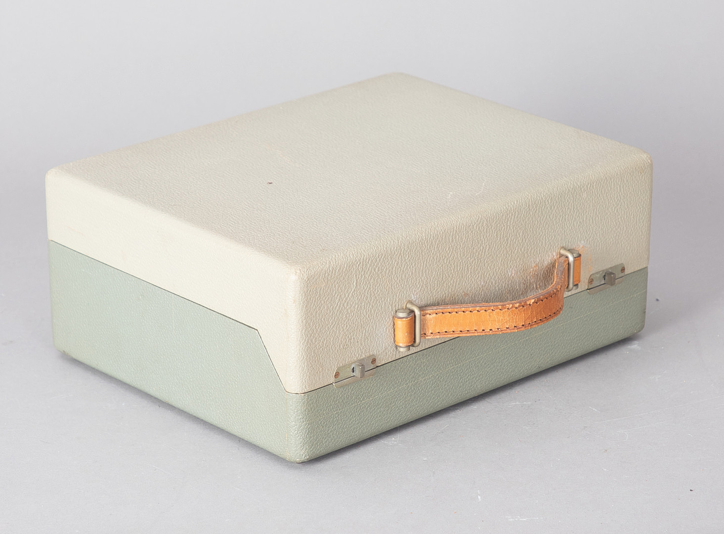 DIETER RAMS, WILHELM WAGENFELD, GERD ALFRED MÜLLER. Braun. Koffer Schallplattenspieler „PC 3 SV“, 1950/60er Jahre.