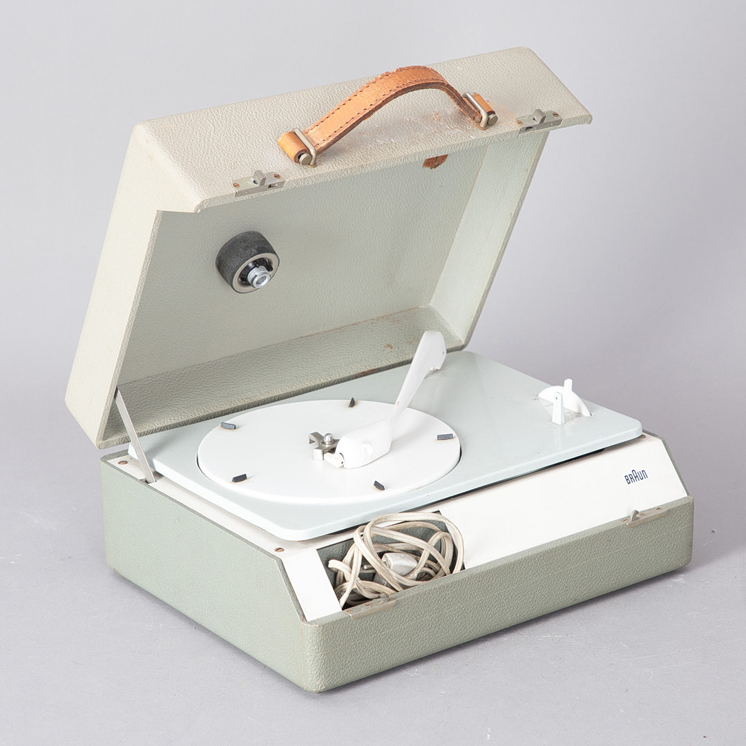DIETER RAMS, WILHELM WAGENFELD, GERD ALFRED MÜLLER. Braun. Koffer Schallplattenspieler „PC 3 SV“, 1950/60er Jahre.