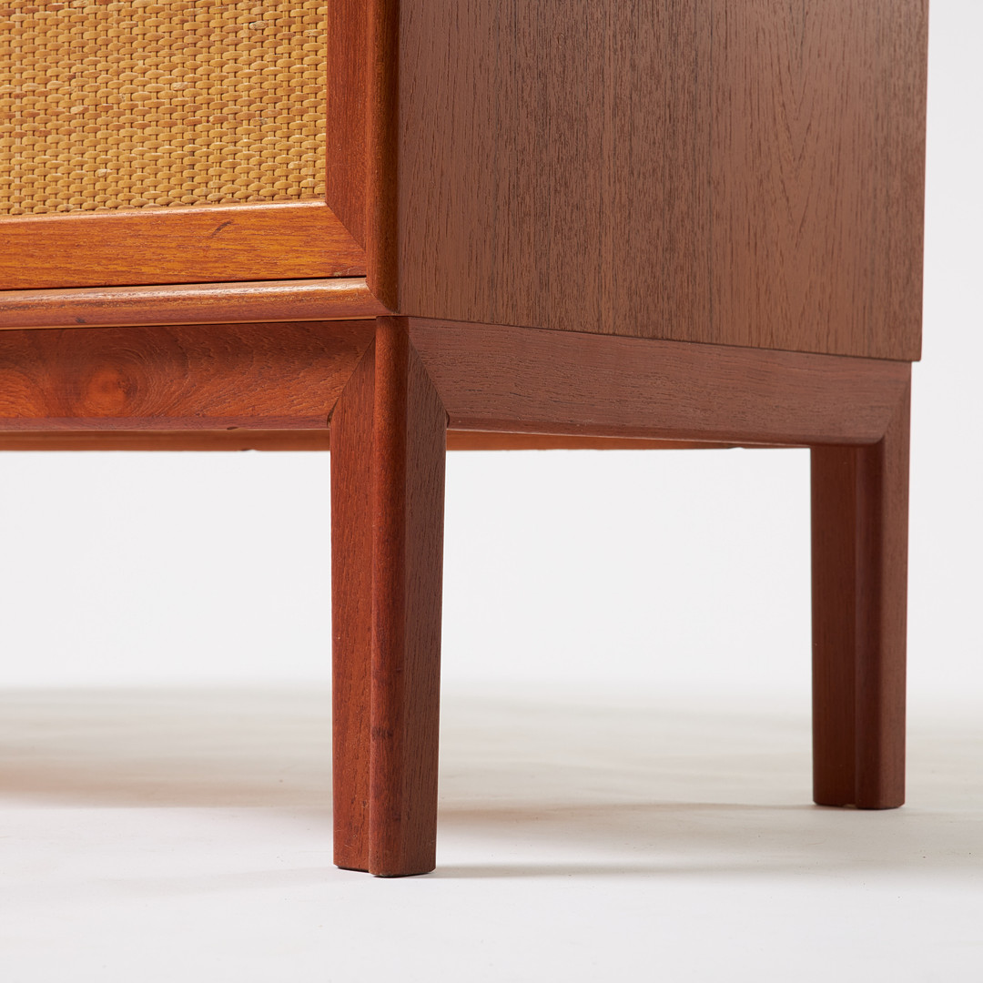 ALF SVENSSON. Sideboard, 1-par, Bjästa Snickerifabrik, 1950-60-tal. Teak, pardörrar med rotting.