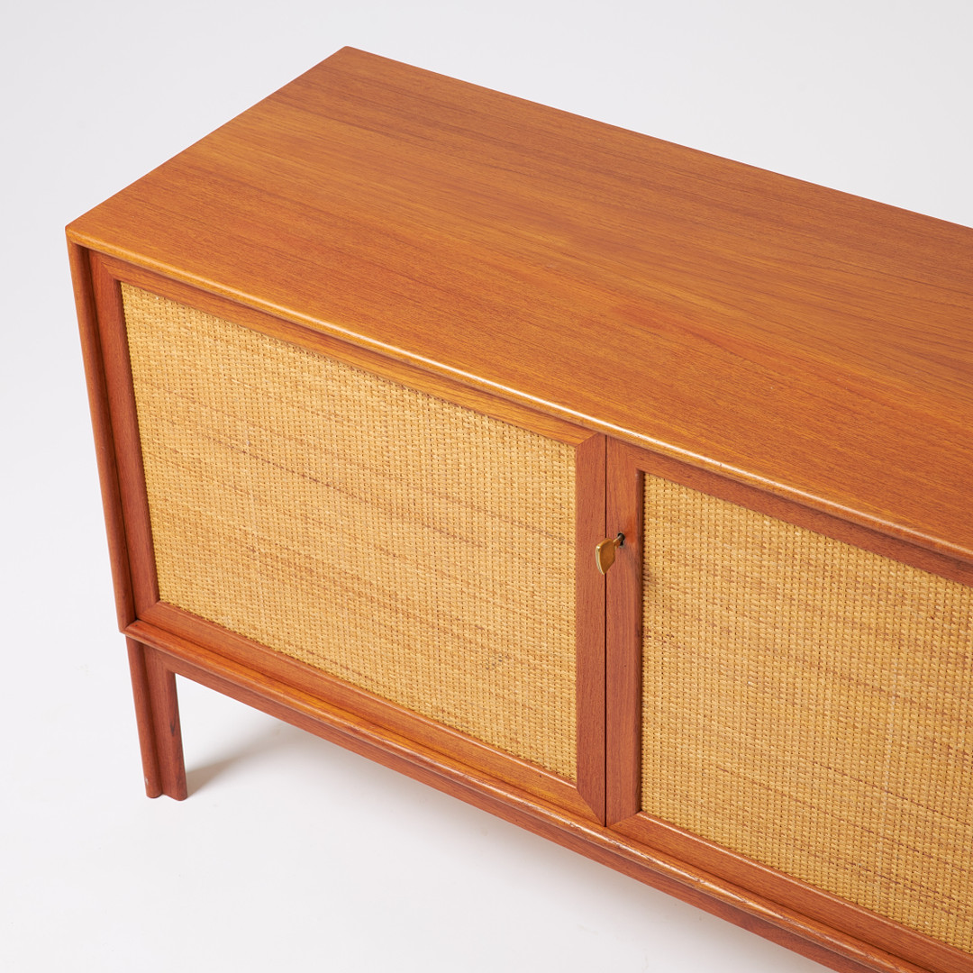 ALF SVENSSON. Sideboard, 1-par, Bjästa Snickerifabrik, 1950-60-tal. Teak, pardörrar med rotting.