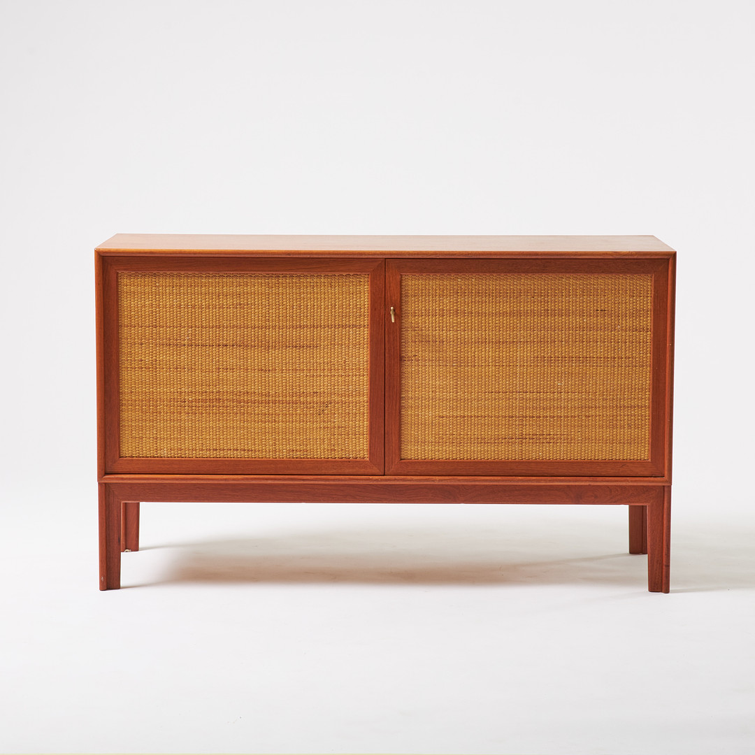 ALF SVENSSON. Sideboard, 1-par, Bjästa Snickerifabrik, 1950-60-tal. Teak, pardörrar med rotting.