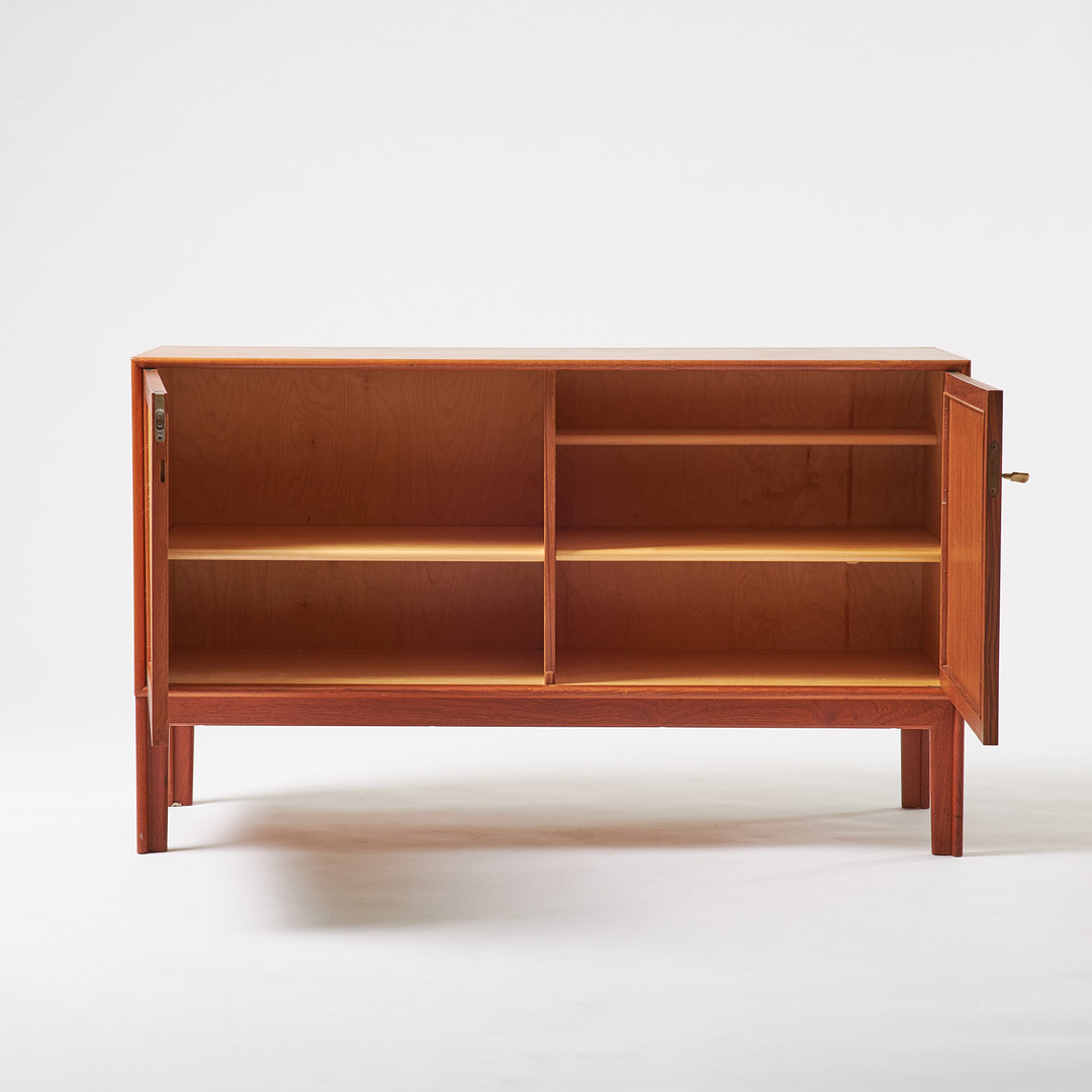 ALF SVENSSON. Sideboard, 1-par, Bjästa Snickerifabrik, 1950-60-tal. Teak, pardörrar med rotting.