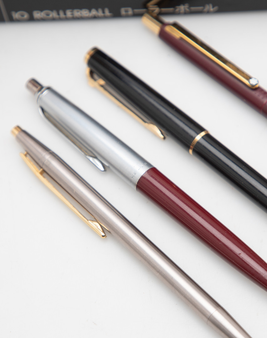 MONTBLANC. Kleine Montblanc-Sammlung: 3 Kugelschreiber, 1 Bleistift, 1 Button und 1 Etui mit Rollerball-Minen, 1 Blechdose und ein Buch (8).
