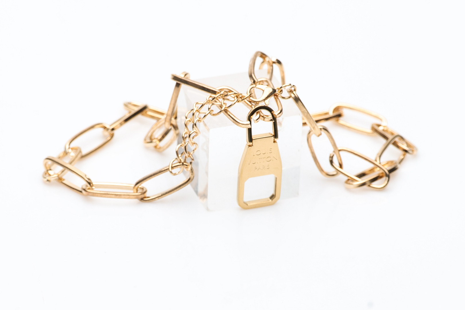 LOUIS VUITTON, halsband guldfrgad med (puller till blixtls). - Stockholms  Auktionsverk