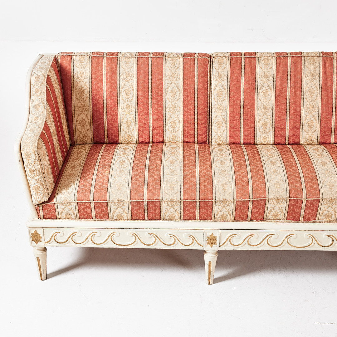 JOHAN ERHARDT WILHELM (ämbetsmästare i Stockholm 1757-1786), trågsoffa, gustavianskt stockholmsarbete, monogramsignerad IW samt två gånger med Stockholms snickarämbetes stämpel.