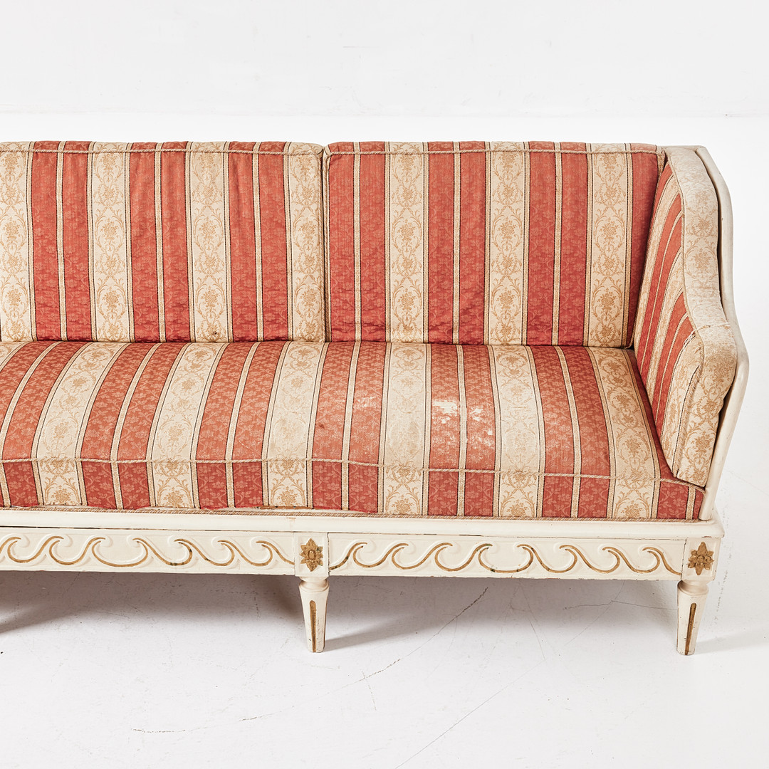 JOHAN ERHARDT WILHELM (ämbetsmästare i Stockholm 1757-1786), trågsoffa, gustavianskt stockholmsarbete, monogramsignerad IW samt två gånger med Stockholms snickarämbetes stämpel.