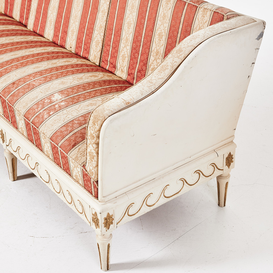 JOHAN ERHARDT WILHELM (ämbetsmästare i Stockholm 1757-1786), trågsoffa, gustavianskt stockholmsarbete, monogramsignerad IW samt två gånger med Stockholms snickarämbetes stämpel.