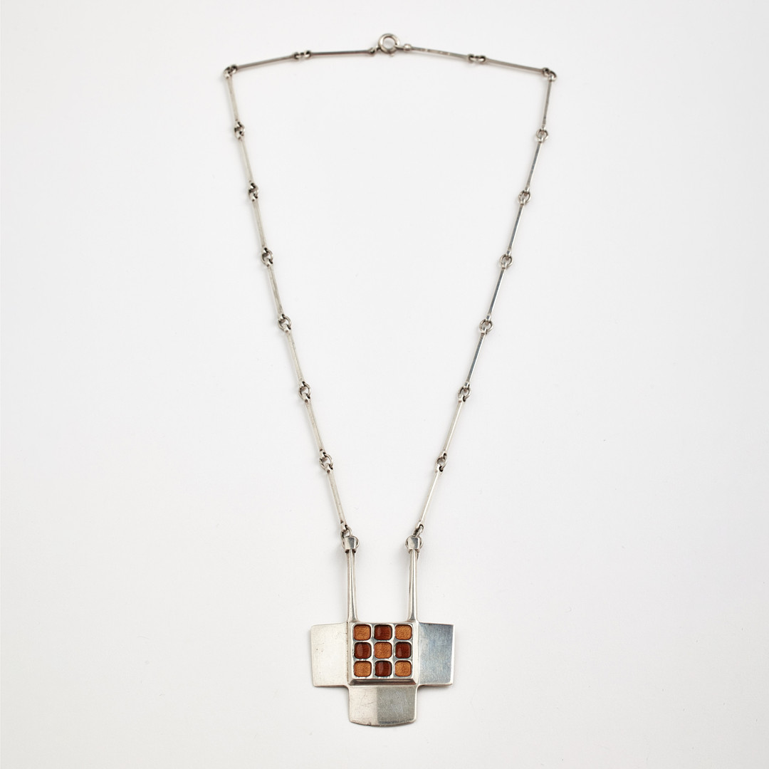 DAVID ANDERSEN. halssmycke, sterlingsilver, design Björn Sigurd Ostern, Norge, 1900-talets andra hälft, geometriskt hänge med emaljerade kvadrater i brunt och orange, stavlänk.