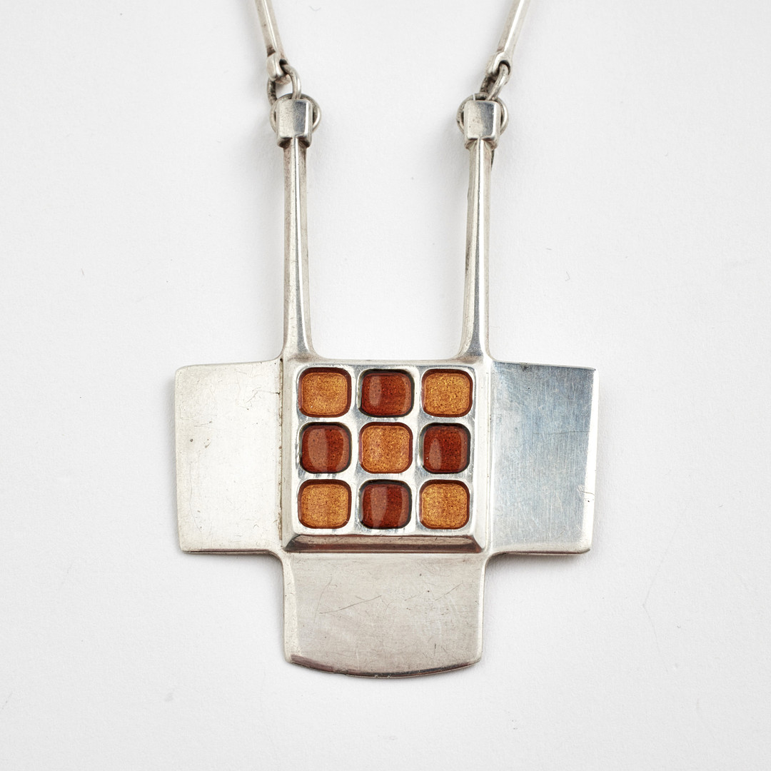 DAVID ANDERSEN. halssmycke, sterlingsilver, design Björn Sigurd Ostern, Norge, 1900-talets andra hälft, geometriskt hänge med emaljerade kvadrater i brunt och orange, stavlänk.