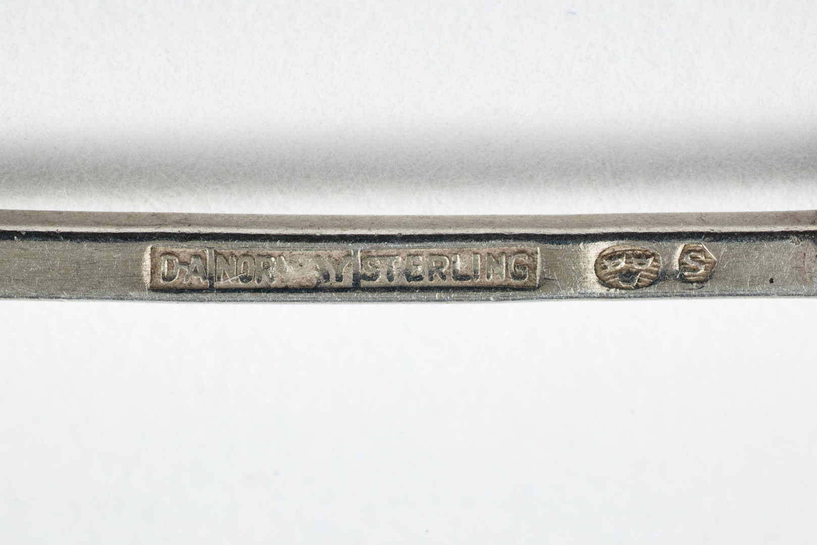 DAVID ANDERSEN. halssmycke, sterlingsilver, design Björn Sigurd Ostern, Norge, 1900-talets andra hälft, geometriskt hänge med emaljerade kvadrater i brunt och orange, stavlänk.