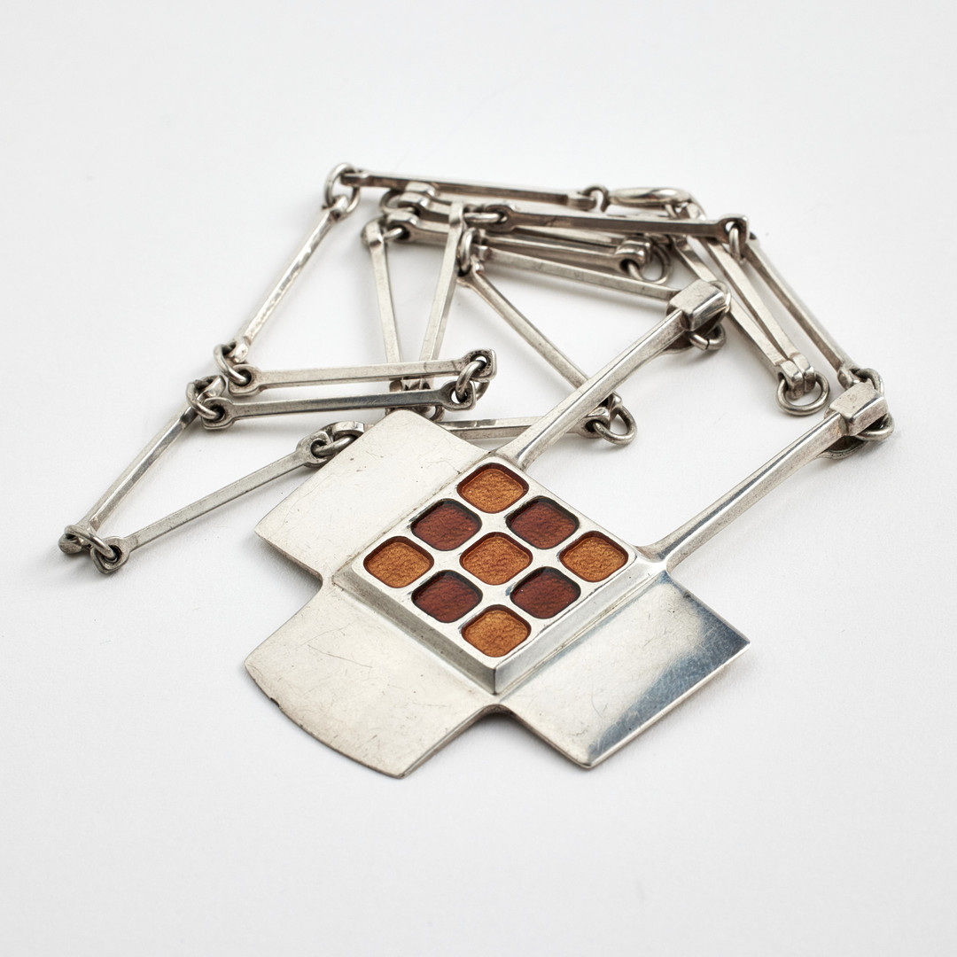DAVID ANDERSEN. halssmycke, sterlingsilver, design Björn Sigurd Ostern, Norge, 1900-talets andra hälft, geometriskt hänge med emaljerade kvadrater i brunt och orange, stavlänk.