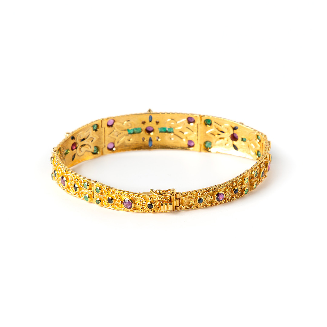 GARNITYR, 18K guld med briljantslipade diamanter, samt fasettslipade smaragder, safirer och rubiner.