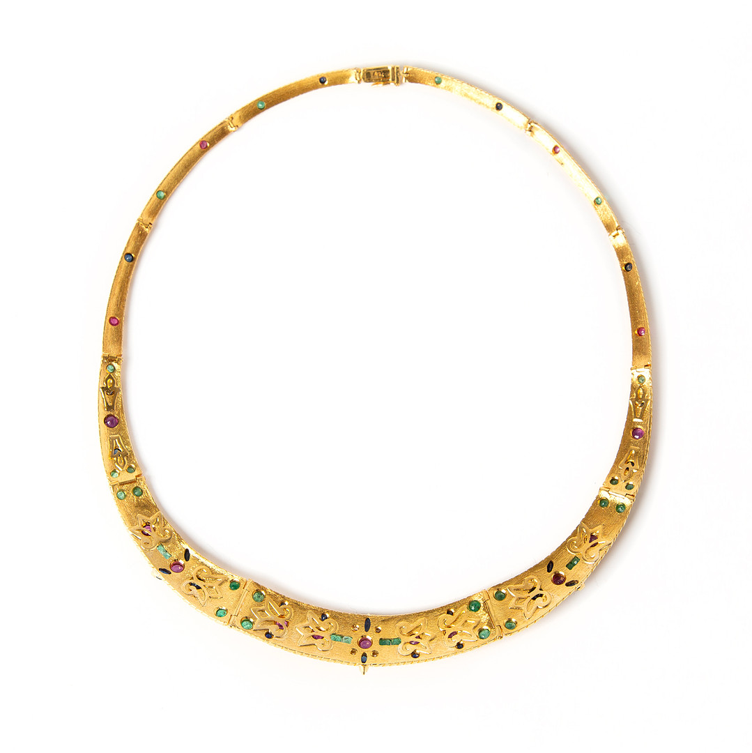 GARNITYR, 18K guld med briljantslipade diamanter, samt fasettslipade smaragder, safirer och rubiner.