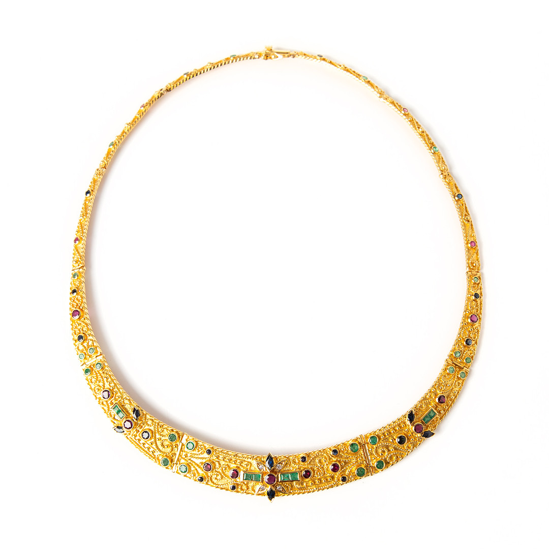 GARNITYR, 18K guld med briljantslipade diamanter, samt fasettslipade smaragder, safirer och rubiner.