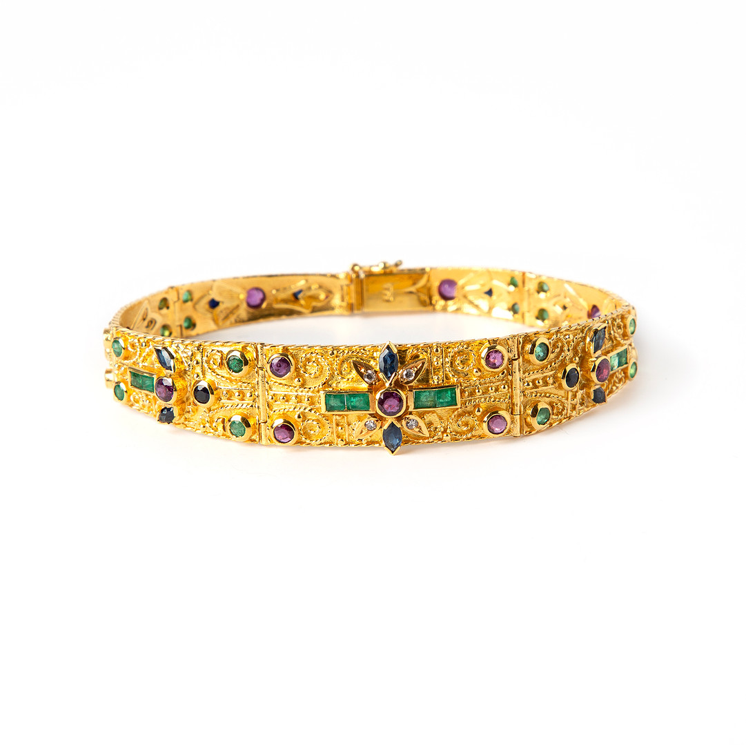 GARNITYR, 18K guld med briljantslipade diamanter, samt fasettslipade smaragder, safirer och rubiner.