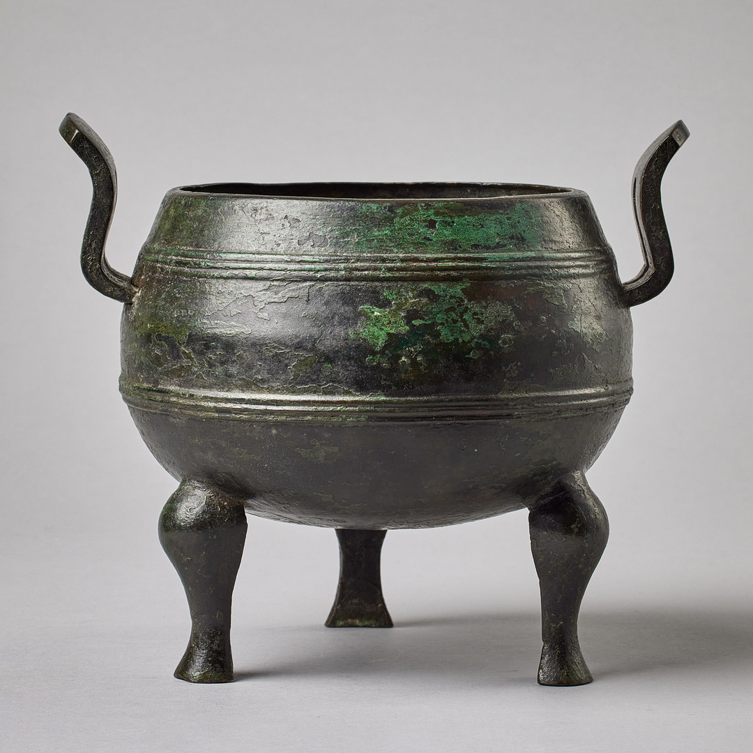 A BRONZE TRIPOD 'DING'​.