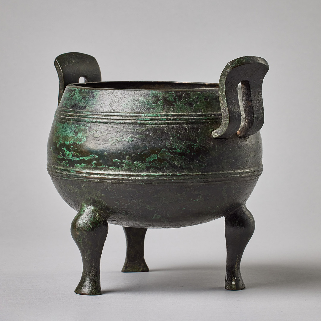 A BRONZE TRIPOD 'DING'​.