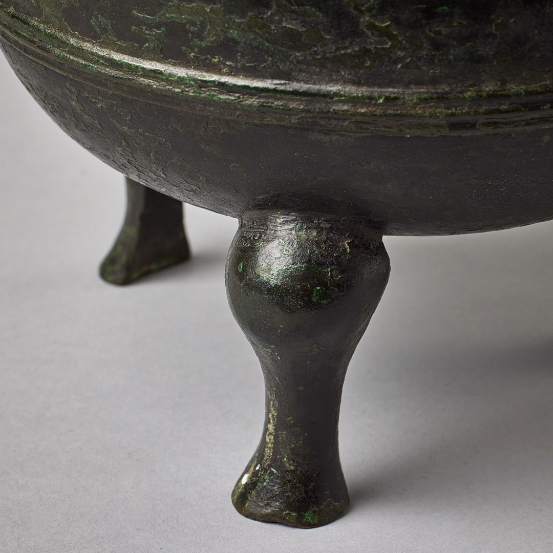 A BRONZE TRIPOD 'DING'​.