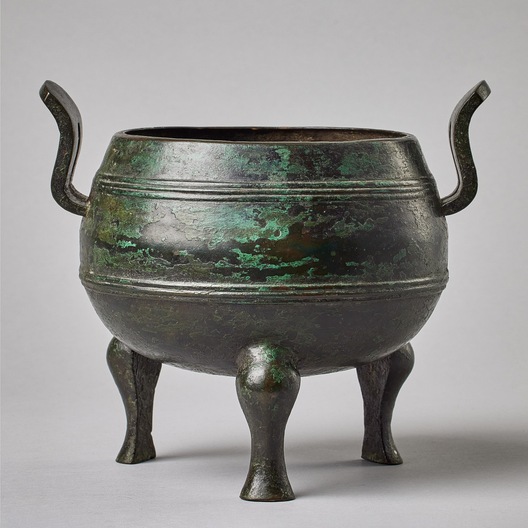 A BRONZE TRIPOD 'DING'​.