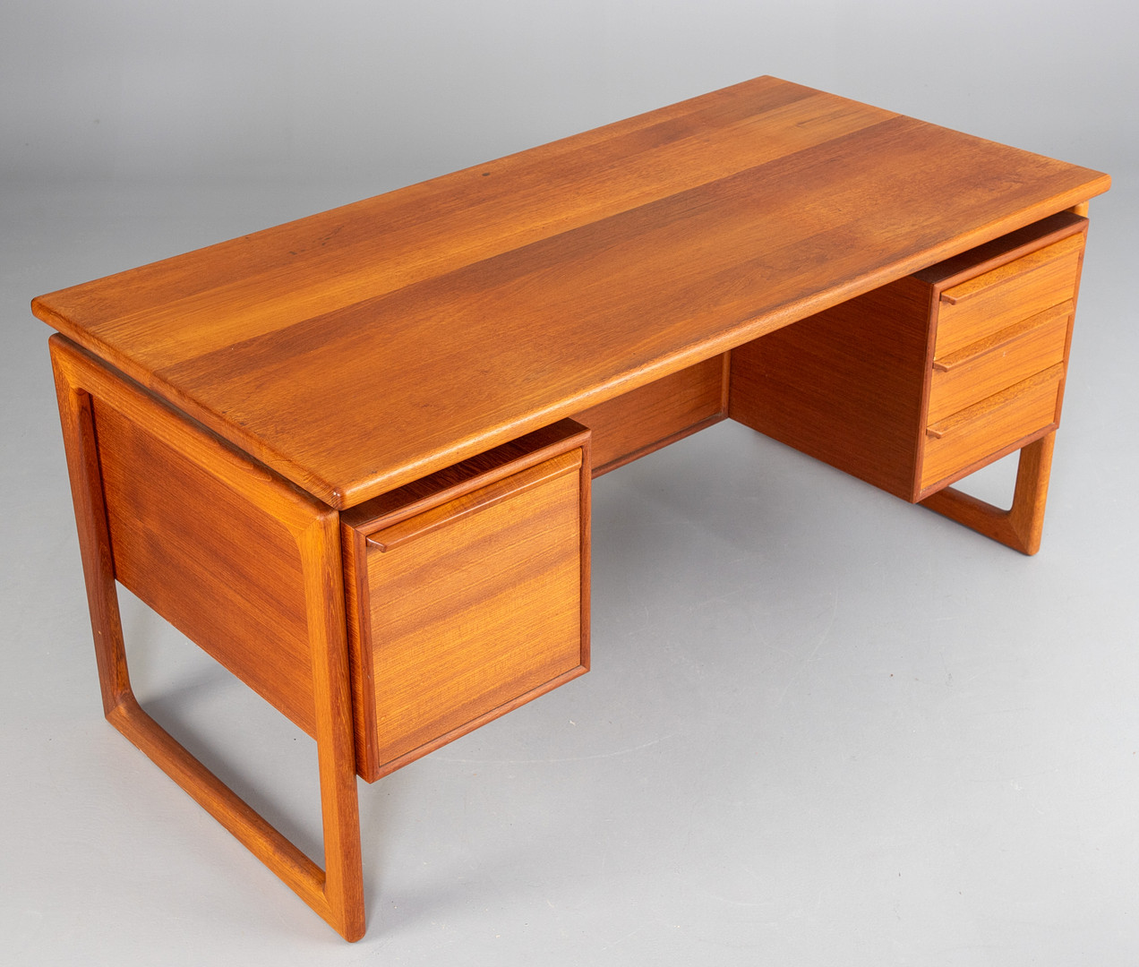 G.V. Gasvig für GV Mobler, Teak Schreibtisch, Dänemark.