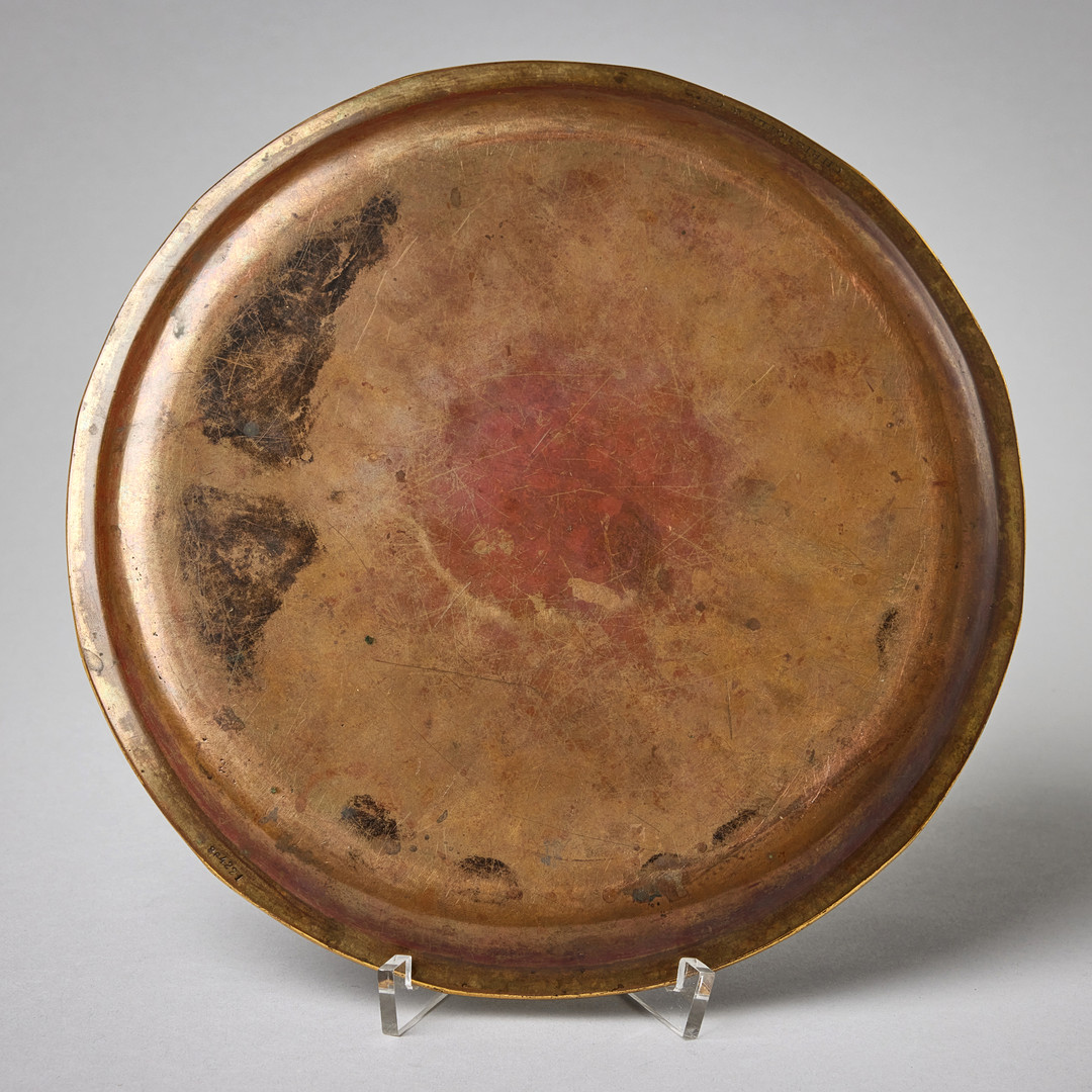 A JAPANESE BRONZE DISH INLAID WITH GOLD AND SILVER.