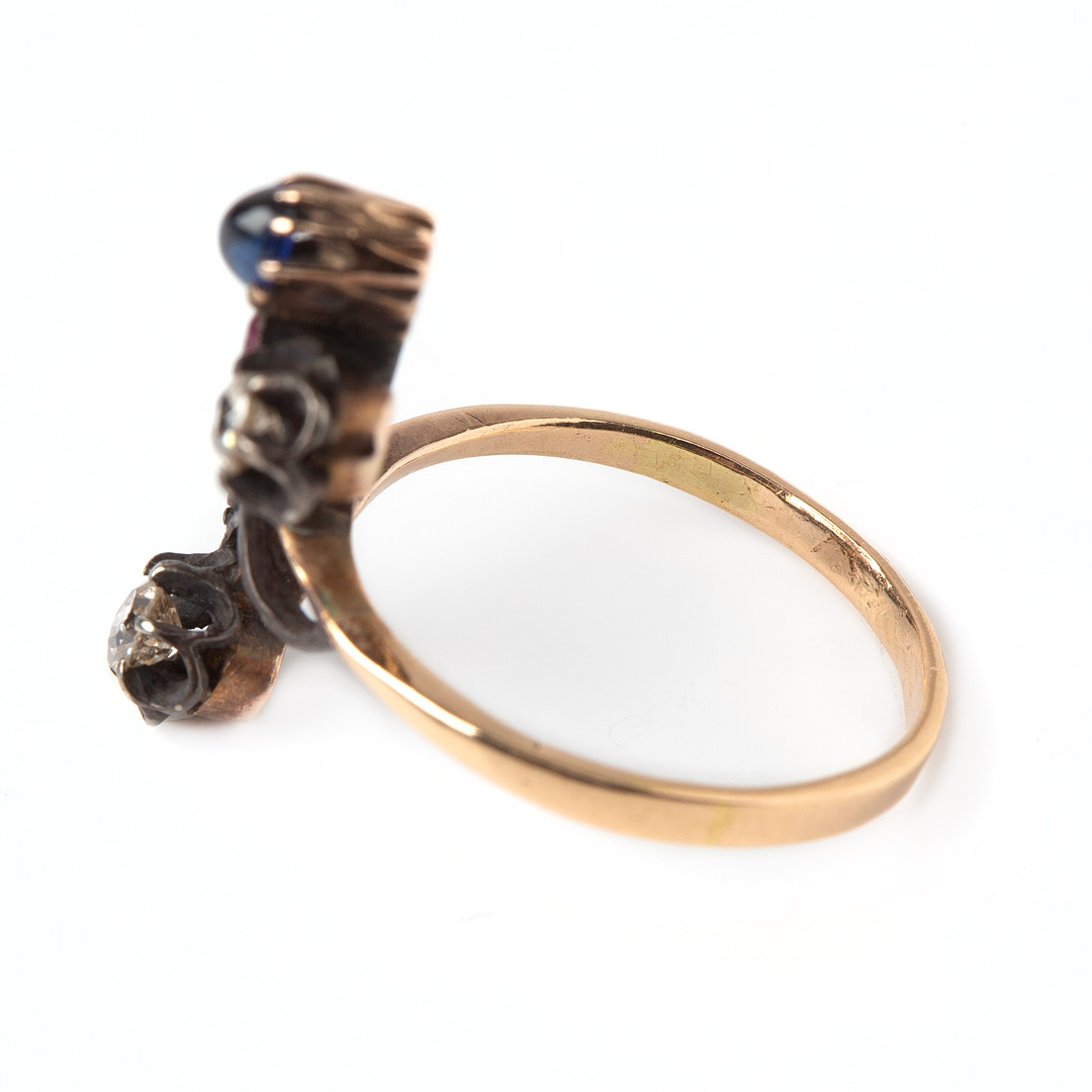 RING, 14K guld och silver med två gammalslipade diamanter samt en syntetisk rubin och safir, Ryssland, Art Noveau.