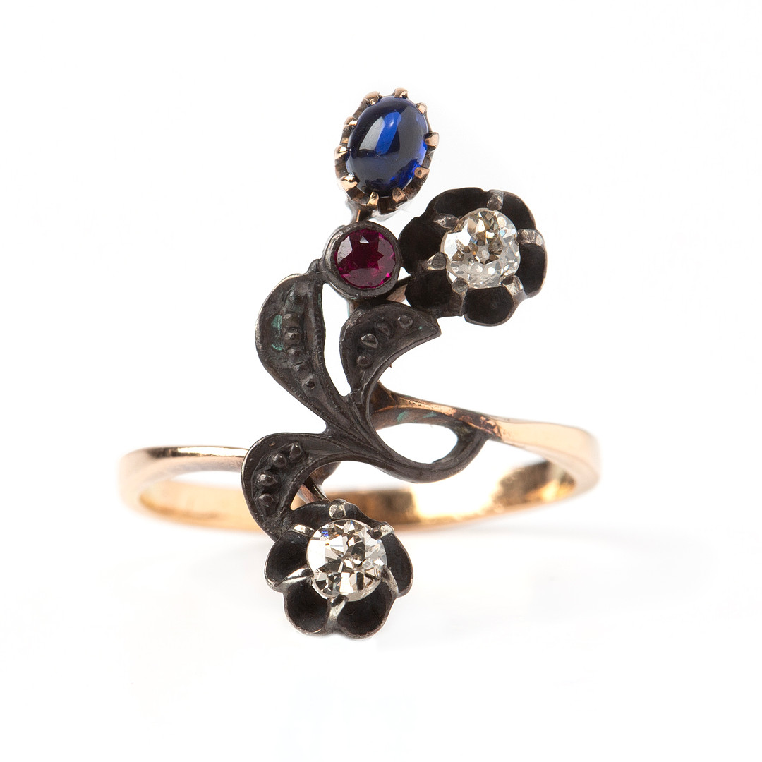 RING, 14K guld och silver med två gammalslipade diamanter samt en syntetisk rubin och safir, Ryssland, Art Noveau.