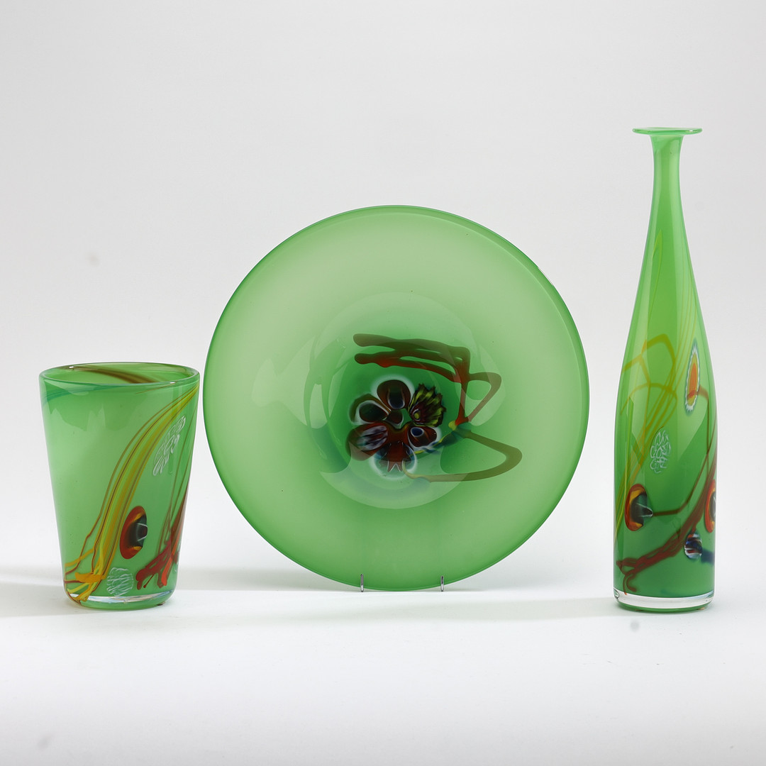 BERIT JOHANSSON. Vaser & skålfat, 3 delar, Sjöhyttan, 1996, flerfärgat glas.