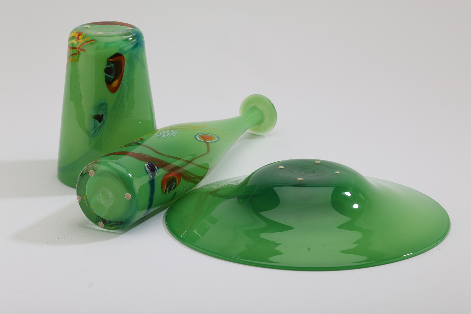BERIT JOHANSSON. Vaser & skålfat, 3 delar, Sjöhyttan, 1996, flerfärgat glas.