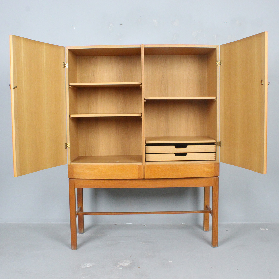 GUNNAR MYRSTRAND. Källemo. Highboard aus Eiche, Schweden, 1960er Jahre.