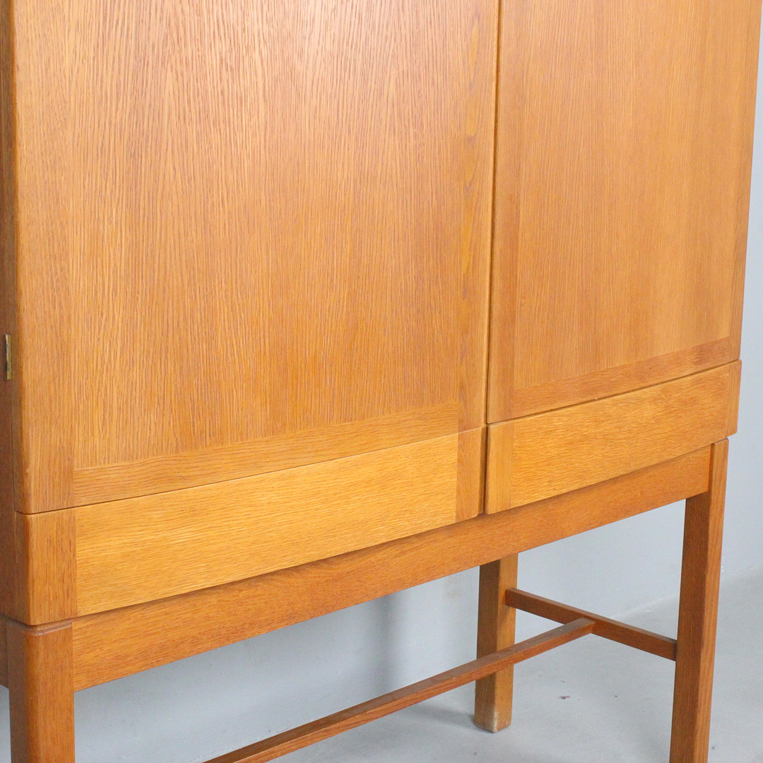 GUNNAR MYRSTRAND. Källemo. Highboard aus Eiche, Schweden, 1960er Jahre.