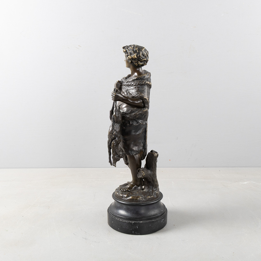 EMILE BOYER (FRANKRIKE 1877-1948). Skulptur i brons, jägare med sitt byte.