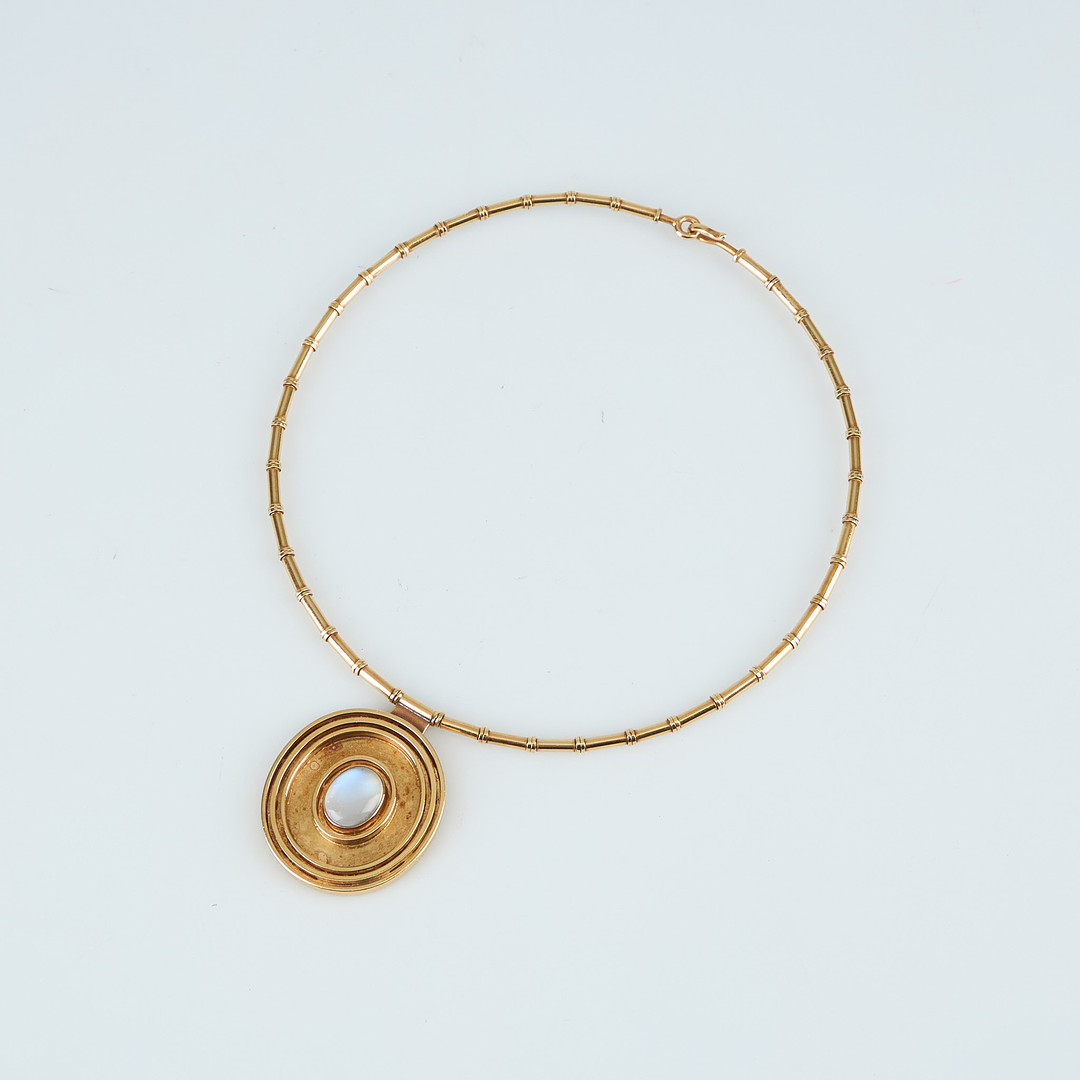 BERTEL GARDBERG. COLLIER, cabochonslipad månsten, 18K guld, Rionore of Kilkenny, Irland, 1966-71.